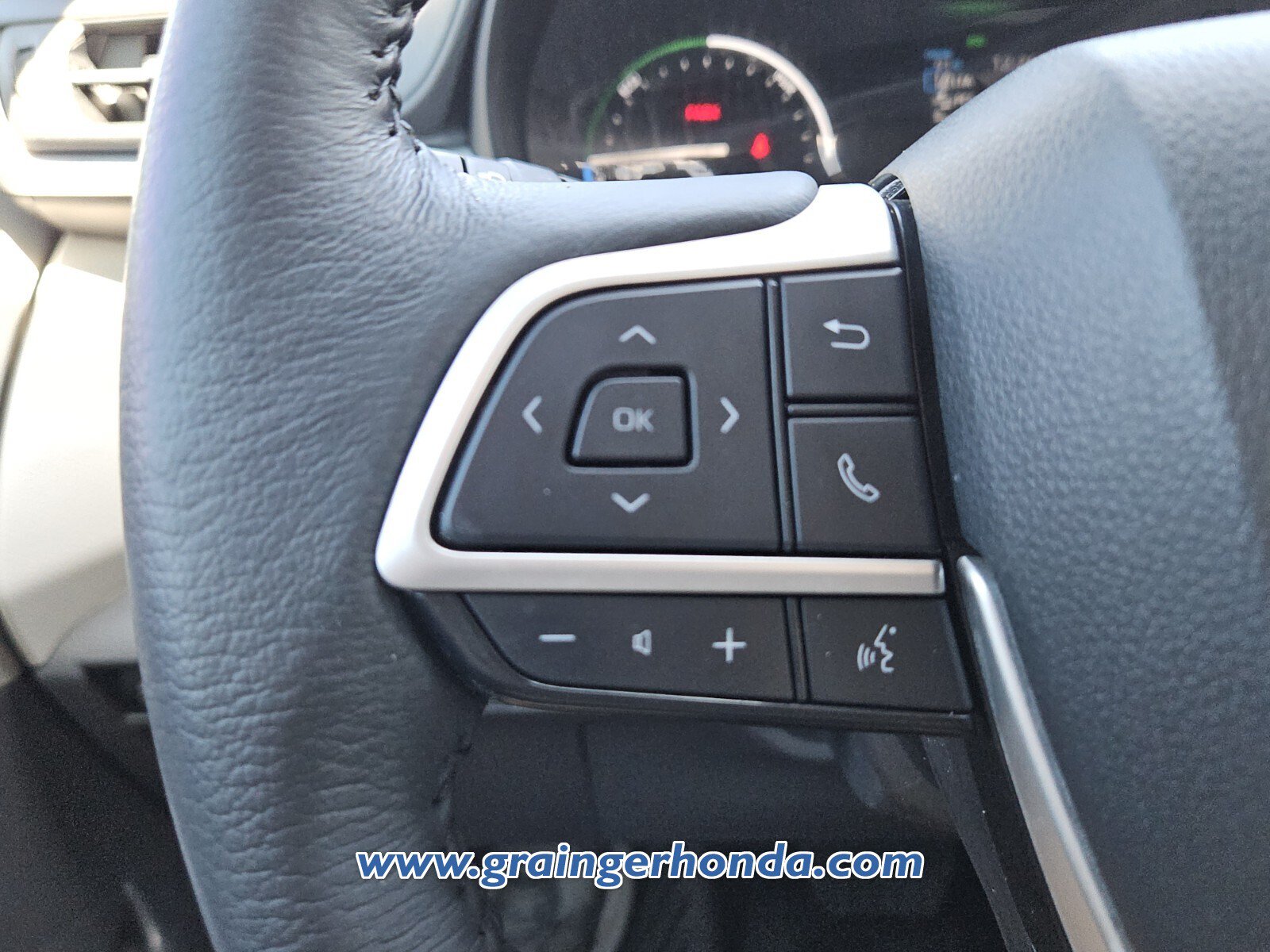 Used 2024 Toyota Sienna XLE w/ XLE Plus Package FWD image 21