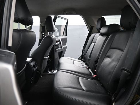 Used 2017 Toyota 4Runner SR5 AWD/4WD image 18