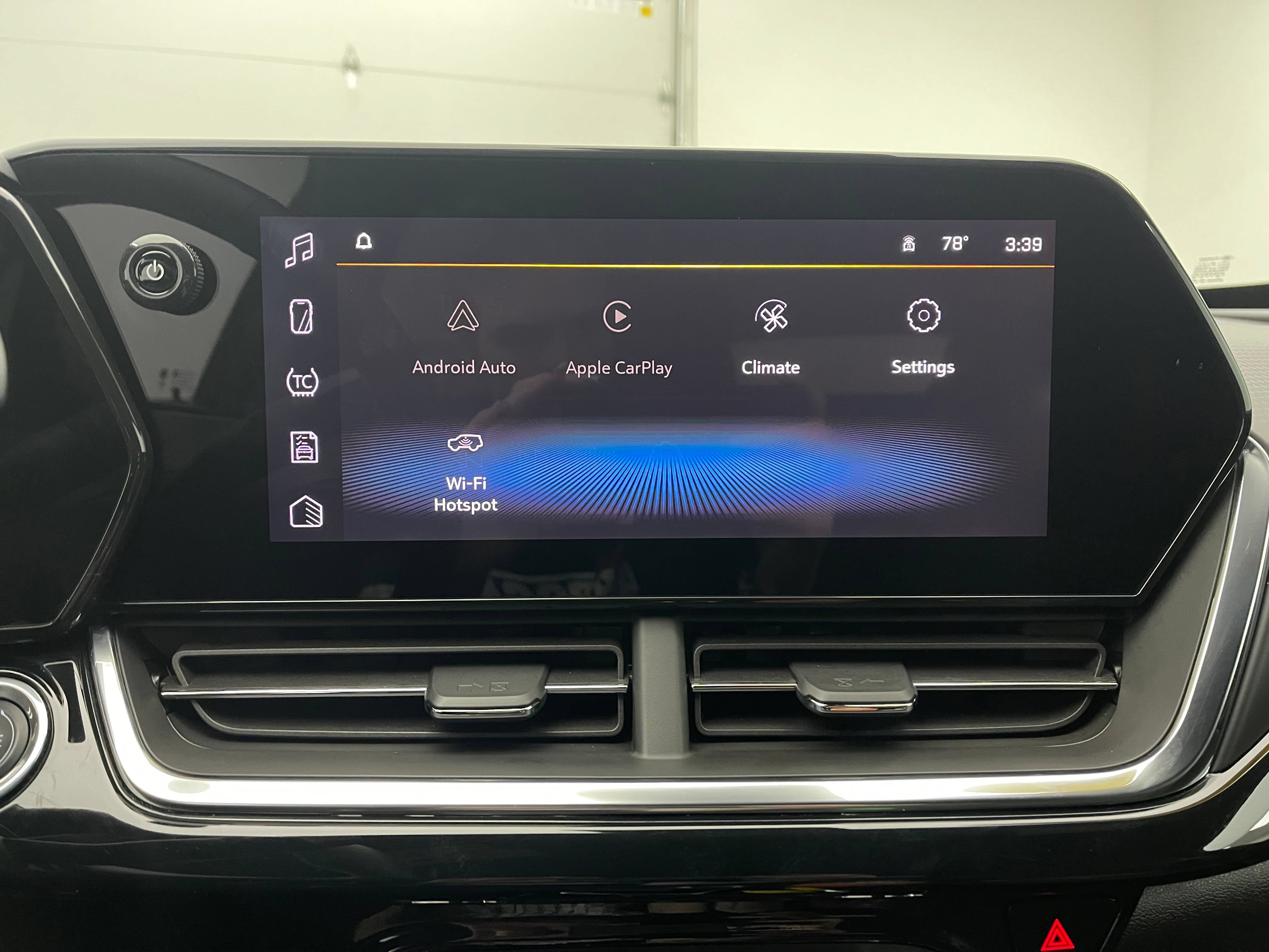 Used 2024 Chevrolet Trax RS w/ Sunroof Package FWD image 25