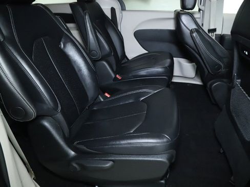 Used 2024 Chrysler Pacifica Select image 30