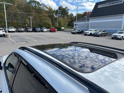 New 2025 Volkswagen Tiguan SE R-Line image 10