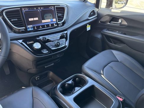 New 2026 Chrysler Pacifica Select image 26