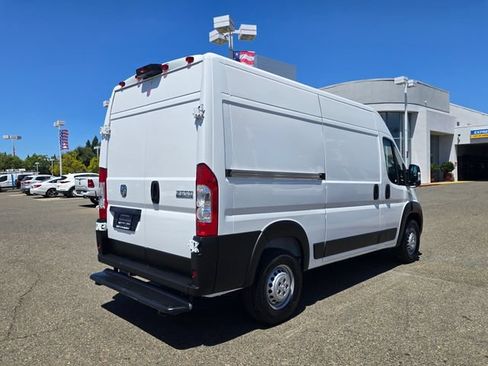 Used 2025 RAM ProMaster 2500 FWD image 4