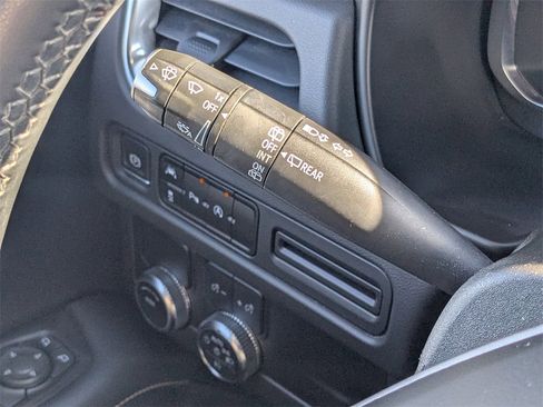 Used 2023 GMC Yukon SLT image 24