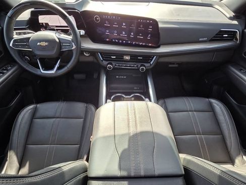 Certified 2025 Chevrolet Suburban High Country AWD/4WD image 13