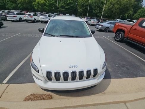 Used 2017 Jeep Cherokee Sport FWD image 6