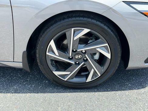 Used 2024 Hyundai Elantra Limited FWD image 9