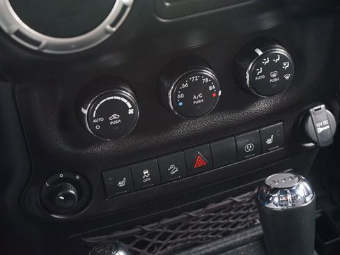 Used 2018 Jeep Wrangler Unlimited Rubicon w/ Connectivity Group image 18