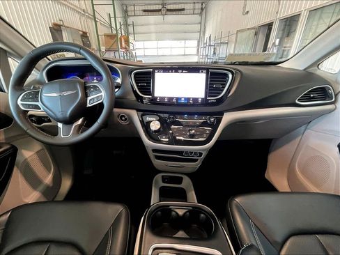 Used 2023 Chrysler Pacifica Touring-L image 22