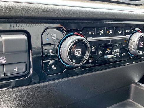 Used 2022 Chevrolet Silverado 1500 High Country w/ Technology Package AWD/4WD image 34