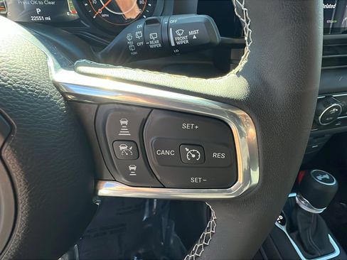 Used 2025 Jeep Wrangler Sahara image 27