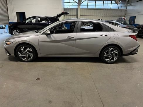 Used 2025 Hyundai Elantra SEL FWD image 6