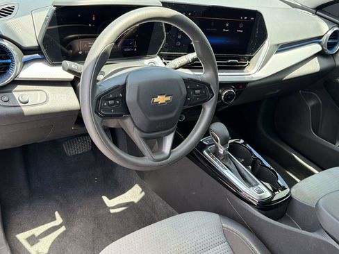 Used 2025 Chevrolet Trax LT FWD image 4