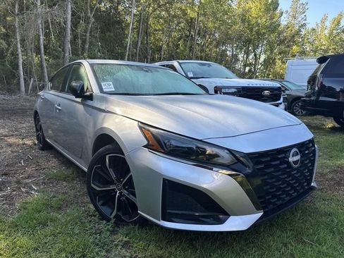 Used 2025 Nissan Altima 2.5 SR FWD image 10