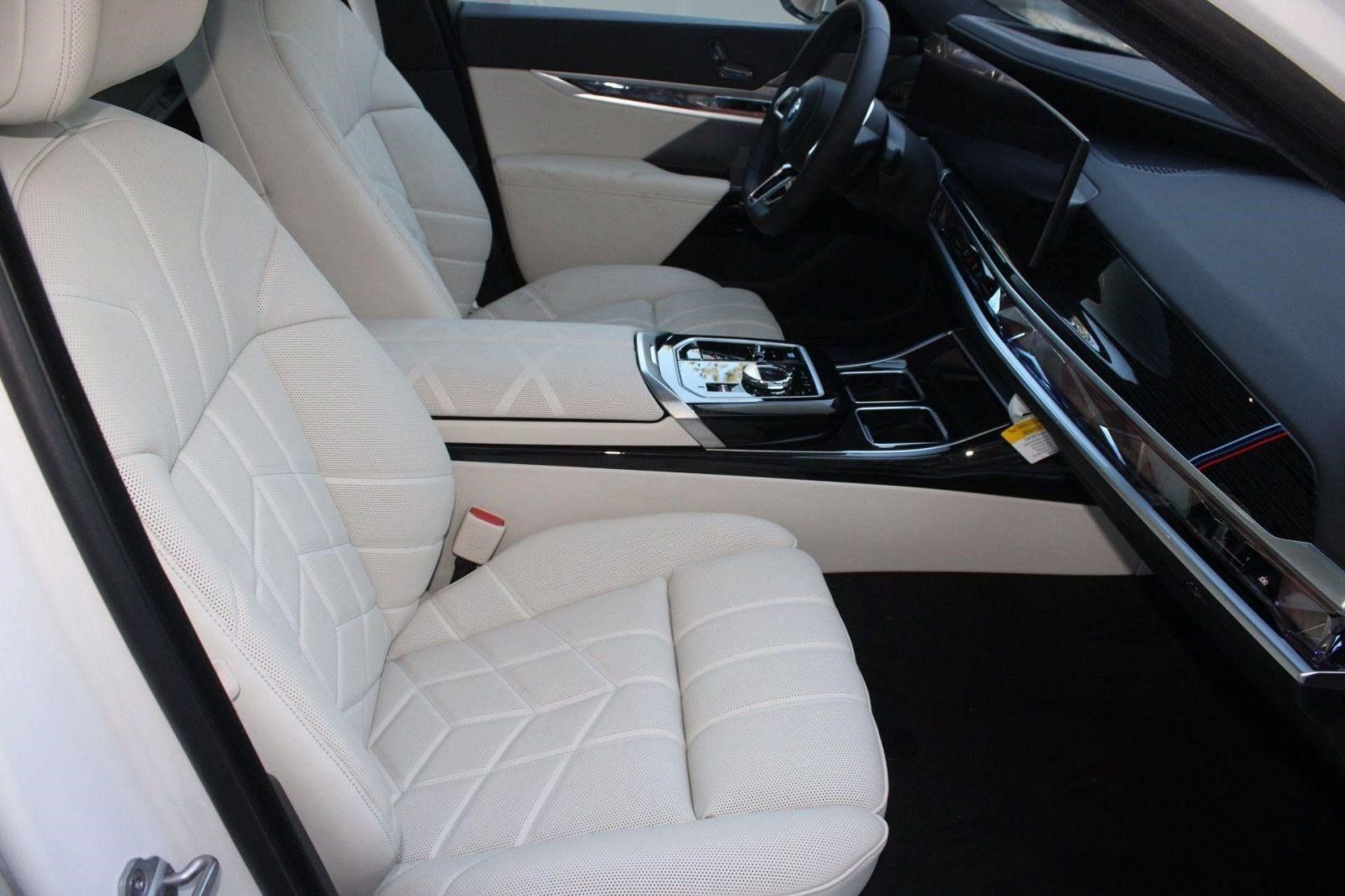 Used 2026 BMW i7 eDrive50 RWD image 32