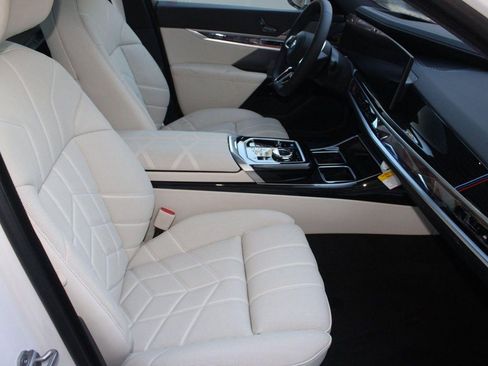 Used 2026 BMW i7 eDrive50 RWD image 32