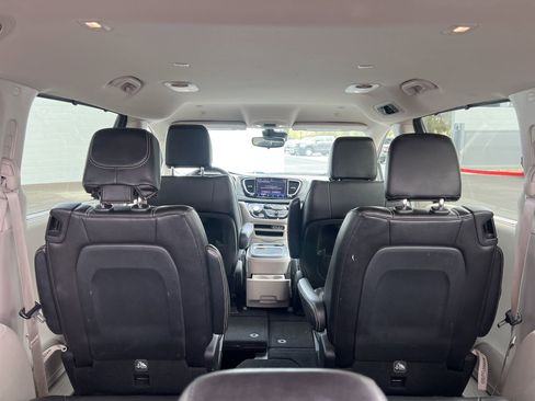 Used 2023 Chrysler Pacifica Touring-L image 16