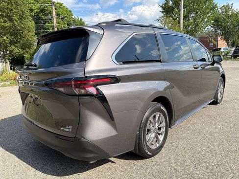 Used 2024 Toyota Sienna LE w/ LE Plus Package FWD image 7
