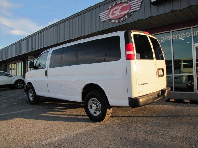 Used 2017 Chevrolet Express 2500 RWD image 4
