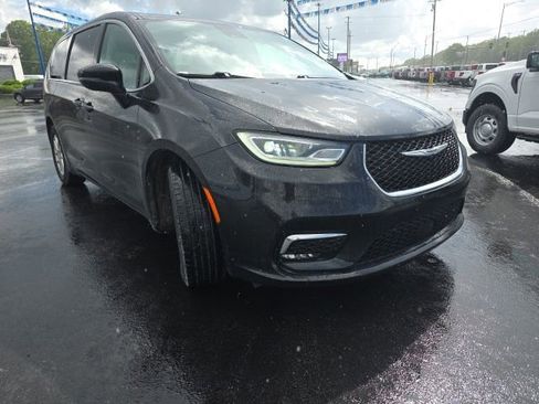 Used 2023 Chrysler Pacifica Touring-L FWD image 3