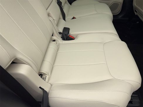 Used 2025 Mercedes-Benz GLB 250 w/ Exclusive Package image 50