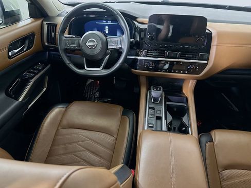 Used 2024 Nissan Pathfinder Platinum image 18