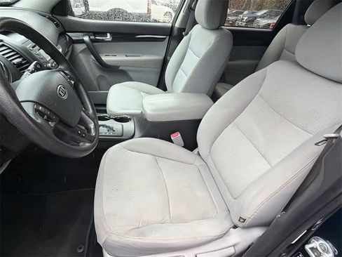 Used 2013 Kia Sorento LX w/ Value Pkg image 10