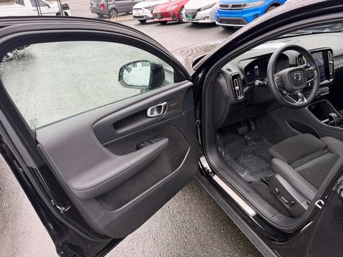 Used 2023 Volvo C40 P8 Recharge Ultimate image 9