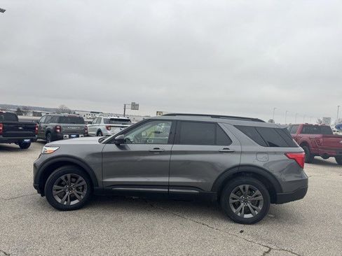 Used 2022 Ford Explorer XLT w/ Equipment Group 202A image 5