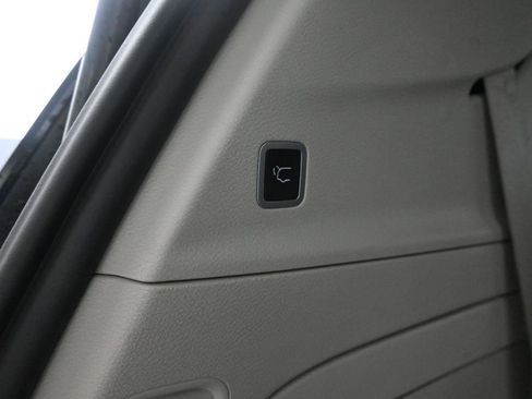 Used 2024 Chrysler Pacifica Select image 25