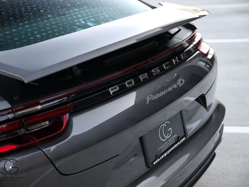 Used 2018 Porsche Panamera 4S image 12