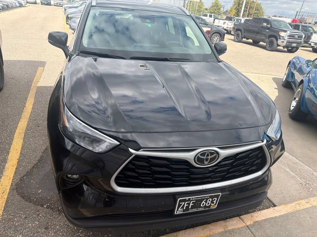 Used 2023 Toyota Highlander XLE AWD/4WD image 2