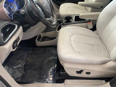 Used 2018 Chrysler Pacifica Touring-L Plus w/ Tire & Wheel Group image 15