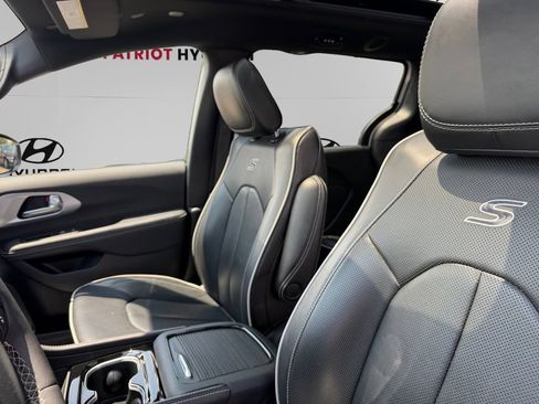 Used 2025 Chrysler Pacifica Limited FWD image 9