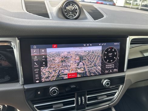 Used 2025 Porsche Macan AWD/4WD image 17