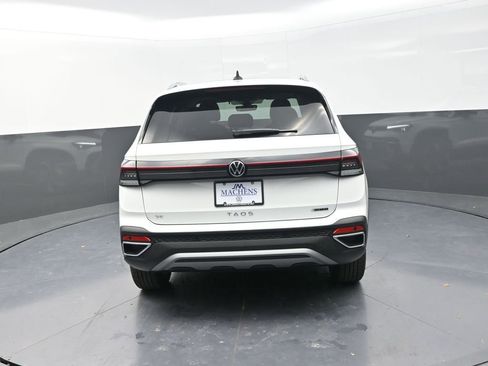 New 2026 Volkswagen Taos SE image 7