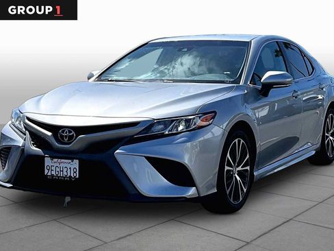Used 2020 Toyota Camry SE w/ Convenience Package FWD image 1