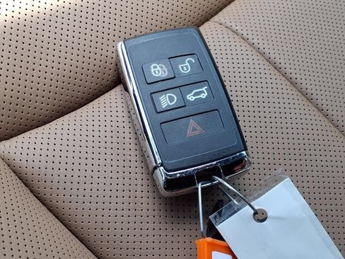 Used 2025 Land Rover Range Rover SE AWD/4WD image 25