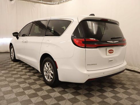 Used 2024 Chrysler Pacifica Touring-L FWD image 3