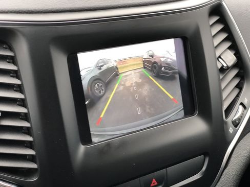 Used 2020 Jeep Cherokee Latitude Plus image 21