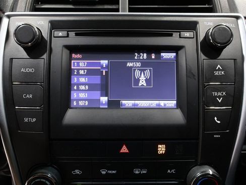 Used 2017 Toyota Camry SE image 25