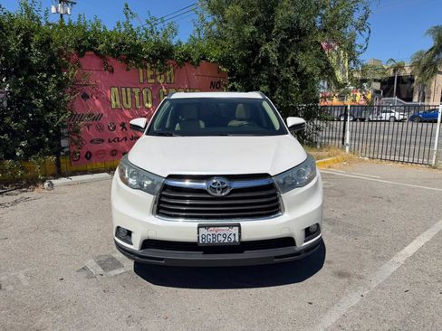Used 2015 Toyota Highlander XLE FWD image 2