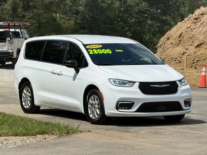 Used 2025 Chrysler Pacifica Select