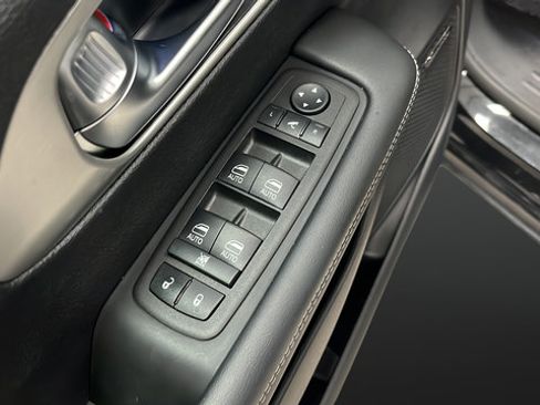 Used 2023 Chrysler Pacifica Limited w/ Uconnect Theater Family Group FWD image 21