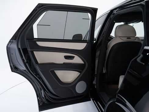 New 2025 Bentley Bentayga V8 image 21