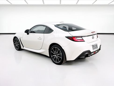 Used 2023 Toyota GR86 RWD image 6