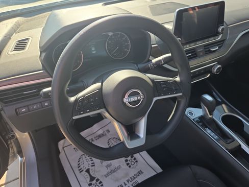 Used 2024 Nissan Altima 2.5 SV FWD image 16