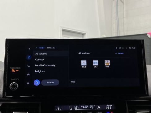 Used 2025 Toyota Sienna XLE image 18