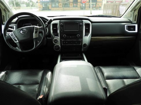 Used 2018 Nissan Titan SL w/ Chrome Package image 21