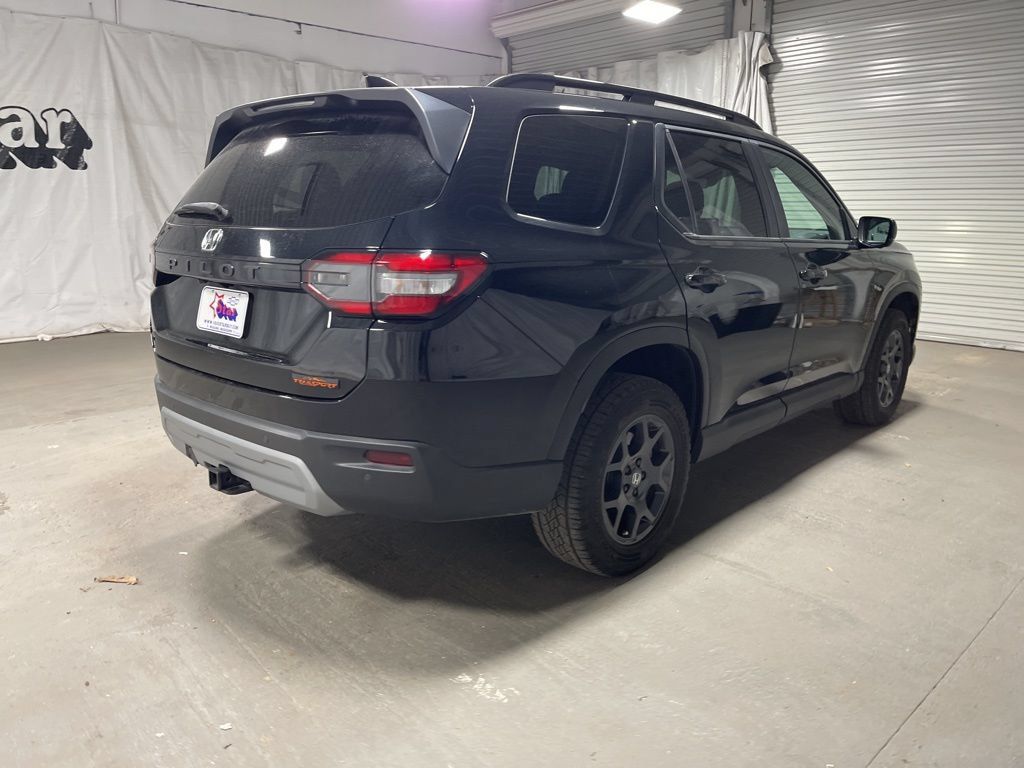 Used 2025 Honda Pilot TrailSport image 7